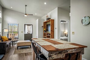 2 bedrooms, WiFi, bed sheets - Stylish Modern Getaway with Fire Pit near DeSoto Falls in Mentone, AL (Mentone)