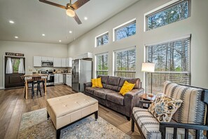 TV - Stylish Modern Getaway with Fire Pit near DeSoto Falls in Mentone, AL (Mentone)