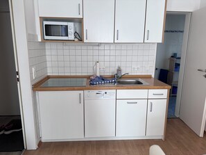 Frigorifero, microonde, lavastoviglie, macchina per tè/caffè