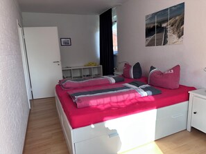 2 室のベッドルーム、旅行用ベビーベッド、WiFi (無料)、ベッドシーツ