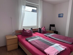 2 室のベッドルーム、旅行用ベビーベッド、WiFi (無料)、ベッドシーツ