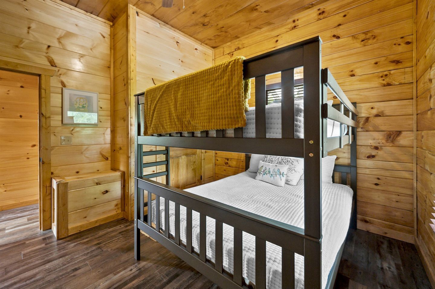 3 habitaciones, tabla de planchar con plancha, wifi y ropa de cama 