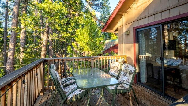 Outdoor dining - Enjoyable Cabin with Fireplace and Foosball in Twain Harte, California (Twain Harte)