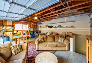 Living area - Enjoyable Cabin with Fireplace and Foosball in Twain Harte, California (Twain Harte)