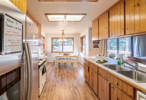 Coffee/tea maker, fridge, microwave, oven - Enjoyable Cabin with Fireplace and Foosball in Twain Harte, California (Twain Harte)