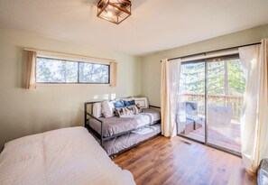 3 Schlafzimmer, Schreibtisch, Bügeleisen/Bügelbrett, WLAN