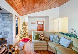 Living area - Enjoyable Cabin with Fireplace and Foosball in Twain Harte, California (Twain Harte)