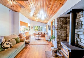 Living area - Enjoyable Cabin with Fireplace and Foosball in Twain Harte, California (Twain Harte)