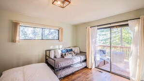 Room - Enjoyable Cabin with Fireplace and Foosball in Twain Harte, California (Twain Harte)