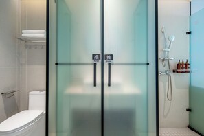 淋浴设施、免费洗浴用品、毛巾、洗发水