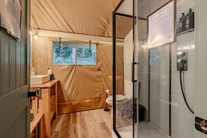 Hair dryer, towels - Vibrant Creekside Safari Tent Oasis near Smoky Mountain in Tennessee (Newport)