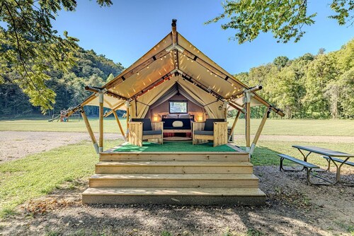 Vibrant Creekside Safari Tent Oasis near Smoky Mountain in Tennessee