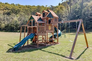 Children’s area - Vibrant Creekside Safari Tent Oasis near Smoky Mountain in Tennessee (Newport)
