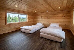 Spa - Tranquil Chalet Escape with Scenic Views & Cozy Loft Space in Williams, Arizona (Williams)