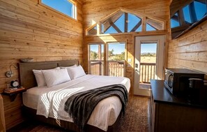 1 bedroom, WiFi, bed sheets - Tranquil Chalet Escape with Scenic Views & Cozy Loft Space in Williams, Arizona (Williams)