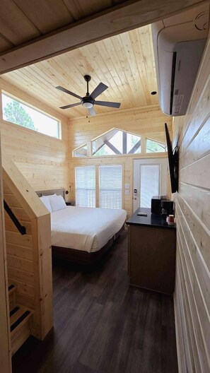 1 bedroom, WiFi, bed sheets - Tranquil Chalet Escape with Scenic Views & Cozy Loft Space in Williams, Arizona (Williams)