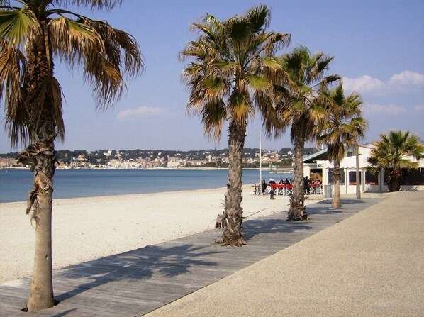 Beach - Apartment ideally located 100m from the beach, close to shops and restaurants. (Six-Fours-les-Plages)