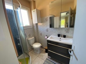Shower, hair dryer, towels, soap - Vrbo Property (Six-Fours-les-Plages)