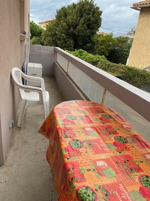 Outdoor dining - Vrbo Property (Six-Fours-les-Plages)