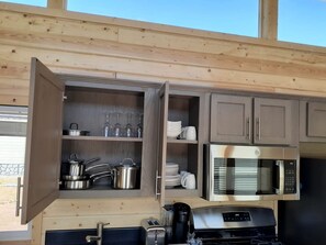 Cafetera y tetera, refrigerador, microondas y horno 