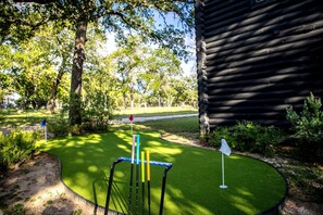 Property grounds - Luxury Fredericksburg Log Cabin with Heated Pool, Hot Tub & Game Room Near Main Street, Fredericksburg, TX (Fredericksburg)
