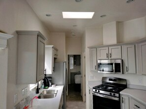 Private kitchen - Cozy Glamping Tiny Home with Stunning Night Skies in Williams, Arizona (Williams)