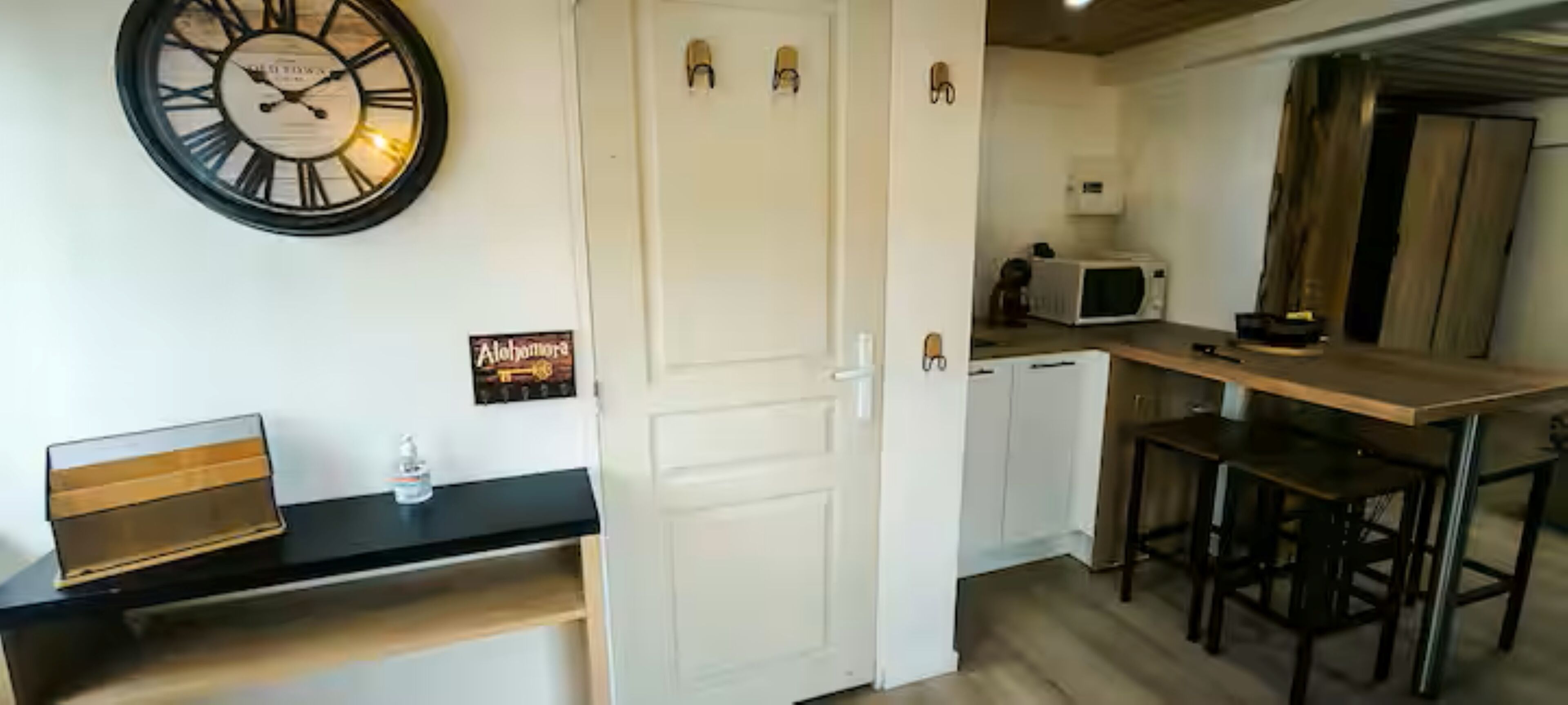Réfrigérateur, micro-ondes, plaque de cuisson, cafetière/bouilloire