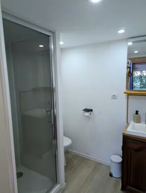 Douche, sĂšche-cheveux, serviettes fournies, savon