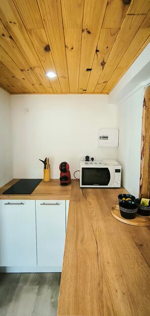 Réfrigérateur, micro-ondes, plaque de cuisson, cafetière/bouilloire
