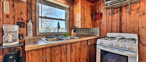 Coffee/tea maker, fridge, microwave, oven