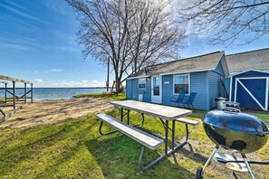 Outdoor dining - Cozy Lakeside Cabin with Dock & Fire Pit Access in Houghton Lake, Michigan (Houghton Lake)