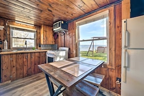 Wasserkocher mit Kaffee-/Teezubehör, Kühlschrank, Mikrowelle, Ofen