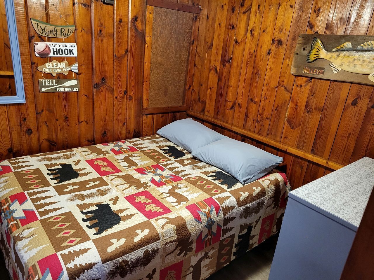 2 bedrooms, desk, WiFi, bed sheets