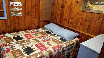 2 bedrooms, desk, WiFi, bed sheets