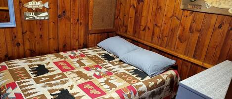 2 bedrooms, desk, WiFi, bed sheets