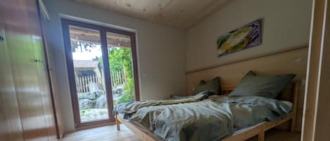 Tabla de planchar con plancha, wifi y ropa de cama
