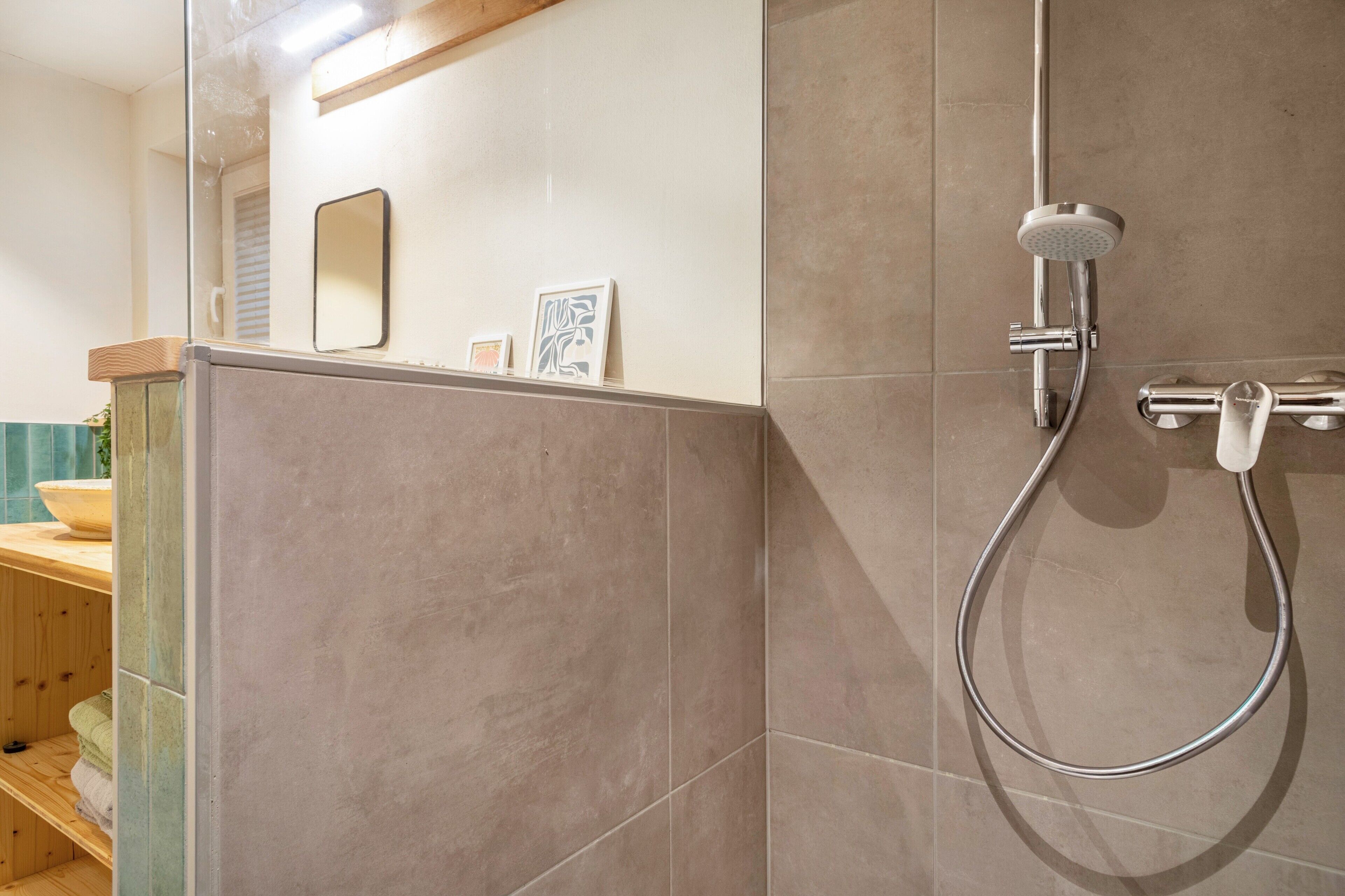Shower, towels