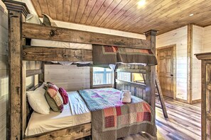 Room - Stunning Cabin with Pool and Hot-tub in Pigeon Forge, Tennessee (Pigeon Forge)