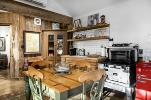 Cafetière-théière, réfrigérateur, four à micro-ondes, un four