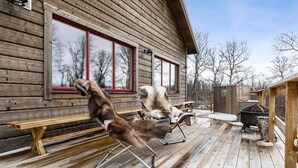 A wooden cabin with a deck, benches, and a fireplace. - Tännstoppet - Tänndalen (Tänndalen)