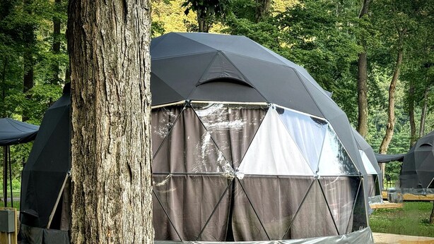 Property grounds - Whimsical Dome Escape Amid the Majestic Mountains and Enchanting Rivers of New York (Gilboa)