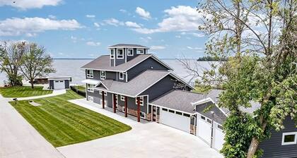 Lakefront Cottage with Nice Sights in Green Bay, Wisconsin
