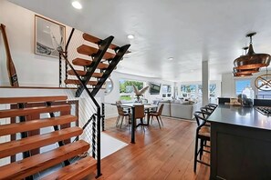 Interior - Lakefront Cottage with Nice Sights in Green Bay, Wisconsin (Green Bay)