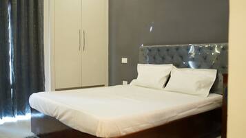 3 Schlafzimmer, Schreibtisch, Bügeleisen/Bügelbrett, kostenloses WLAN