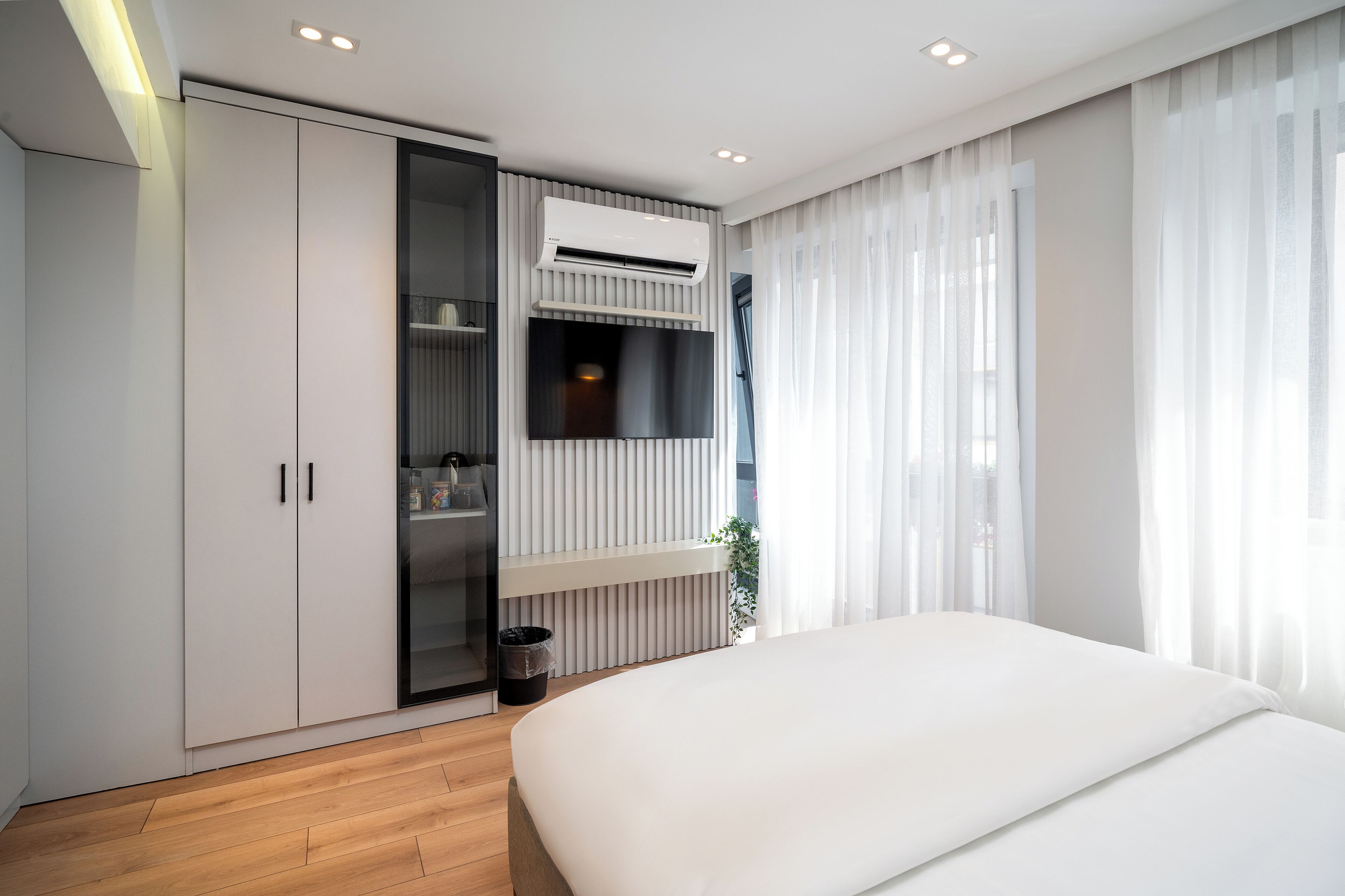 Cofres nos quartos, cortinas blackout, ferros/tábuas de passar roupa