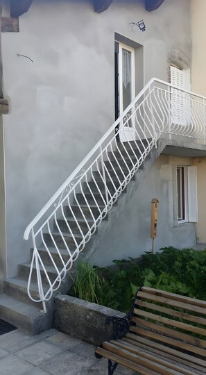 Exterior detail - Holiday Home 'Gîte Des 4 Lacs' with Mountain View, Private Terrace and Wi-Fi (Vertamboz)