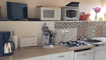 Een koelkast, een magnetron, een oven, een kookplaat