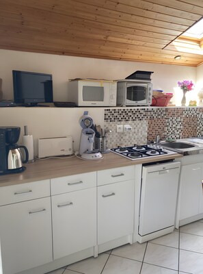 Frigorifero, microonde, forno, piano cottura