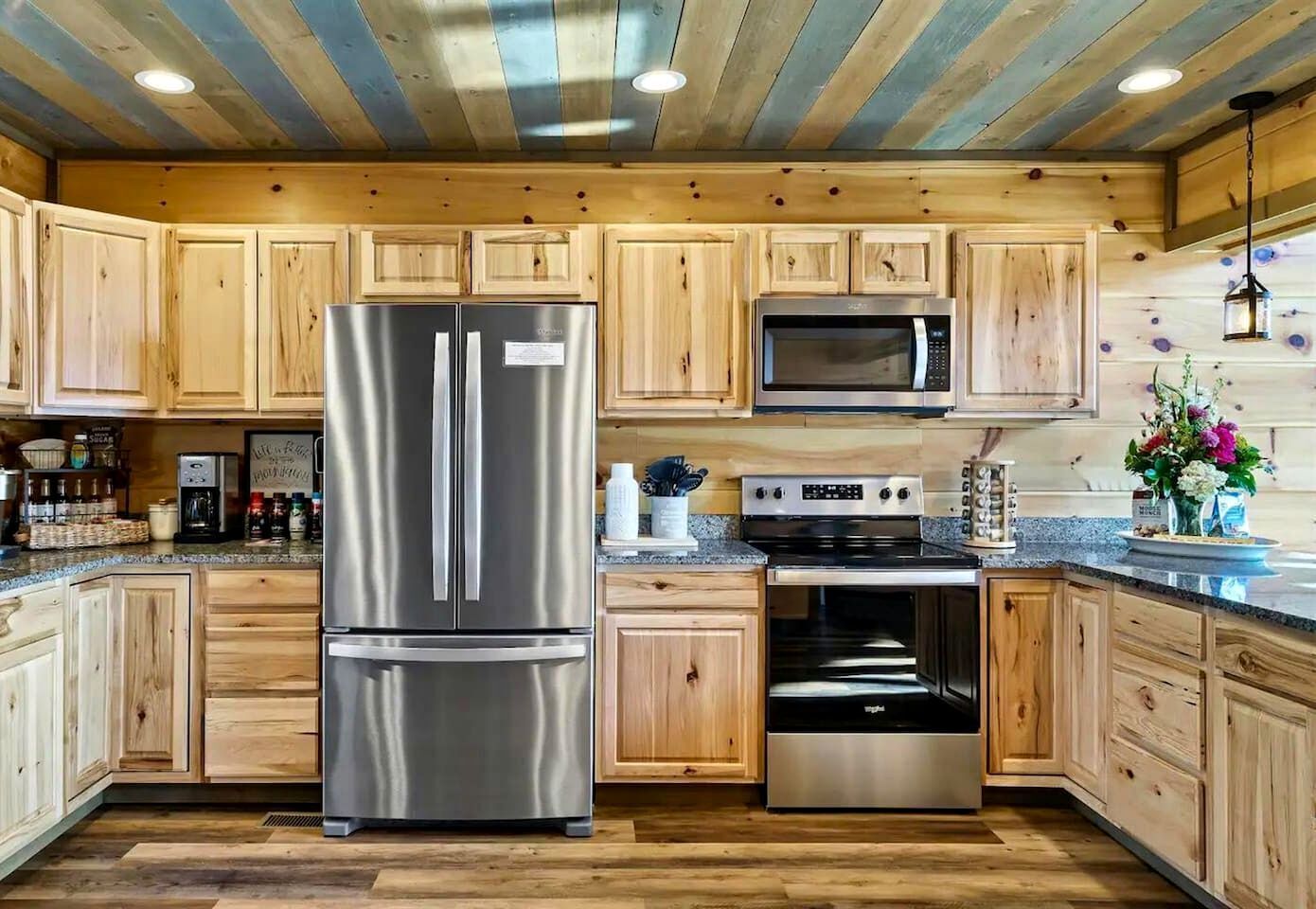 Wasserkocher mit Kaffee-/Teezubehör, Kühlschrank, Mikrowelle, Ofen