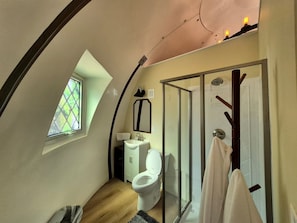 Serviettes fournies, savon, shampooing, papier de toilette